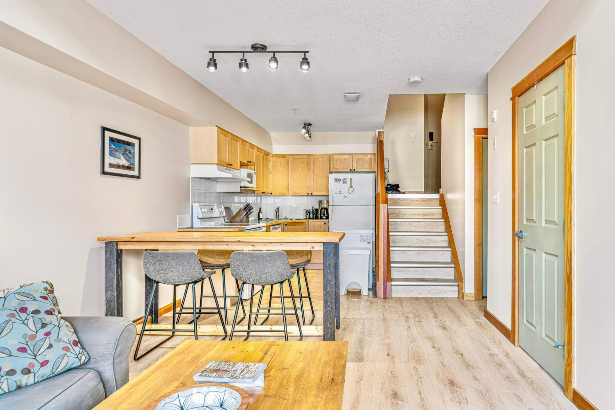 Canmore Mountain View Loft Apartment Heated Outdoor Pool Екстер'єр фото