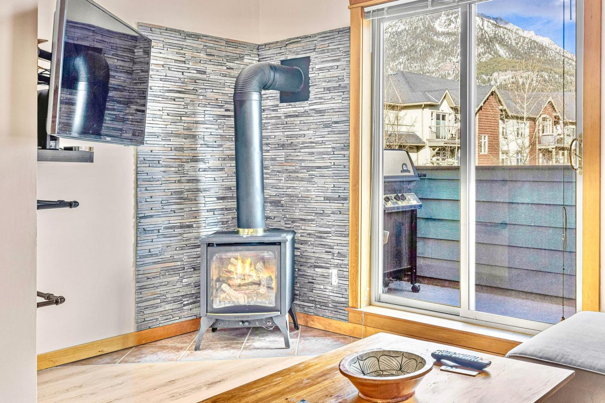Canmore Mountain View Loft Apartment Heated Outdoor Pool Екстер'єр фото