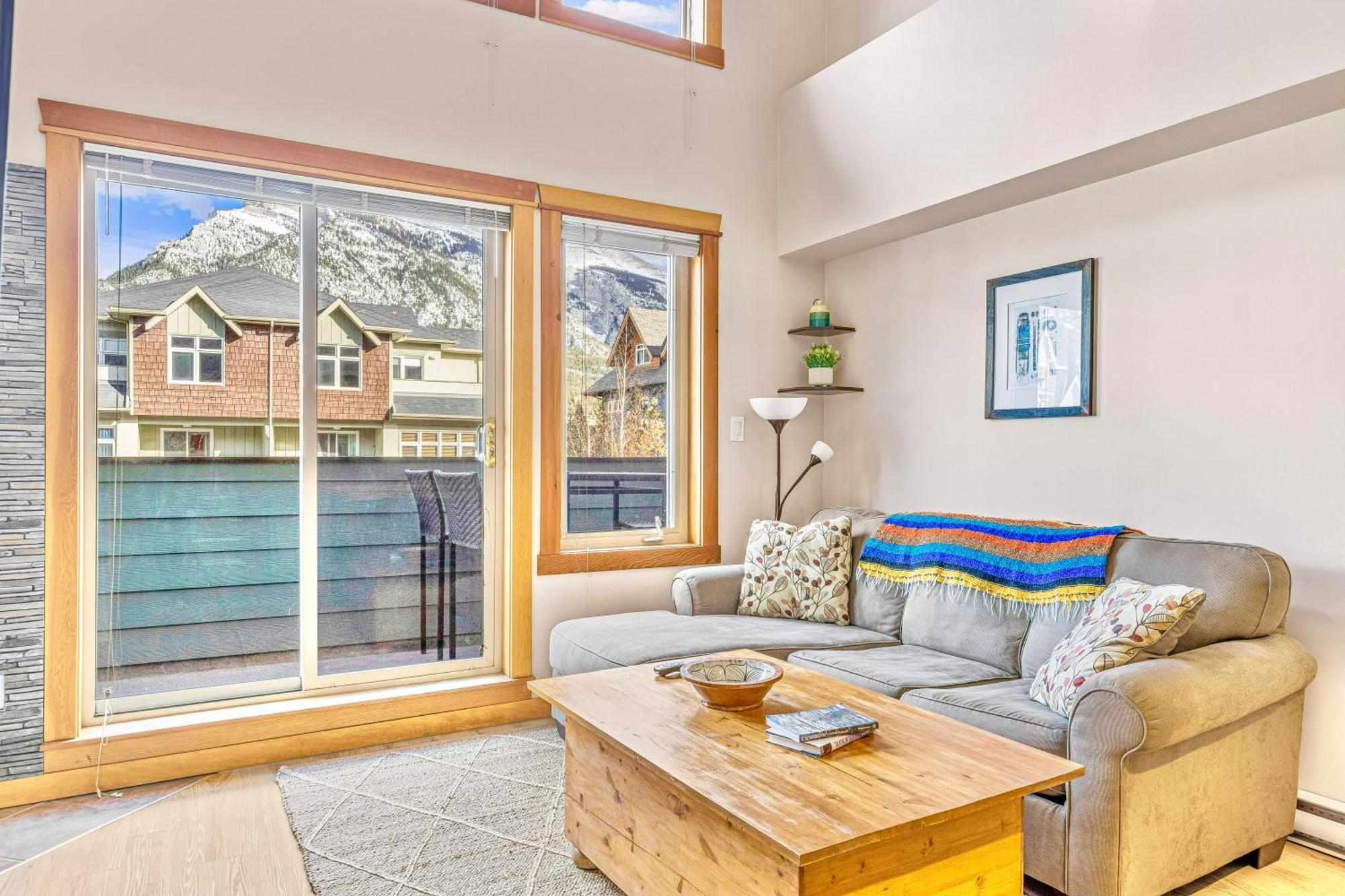 Canmore Mountain View Loft Apartment Heated Outdoor Pool Екстер'єр фото