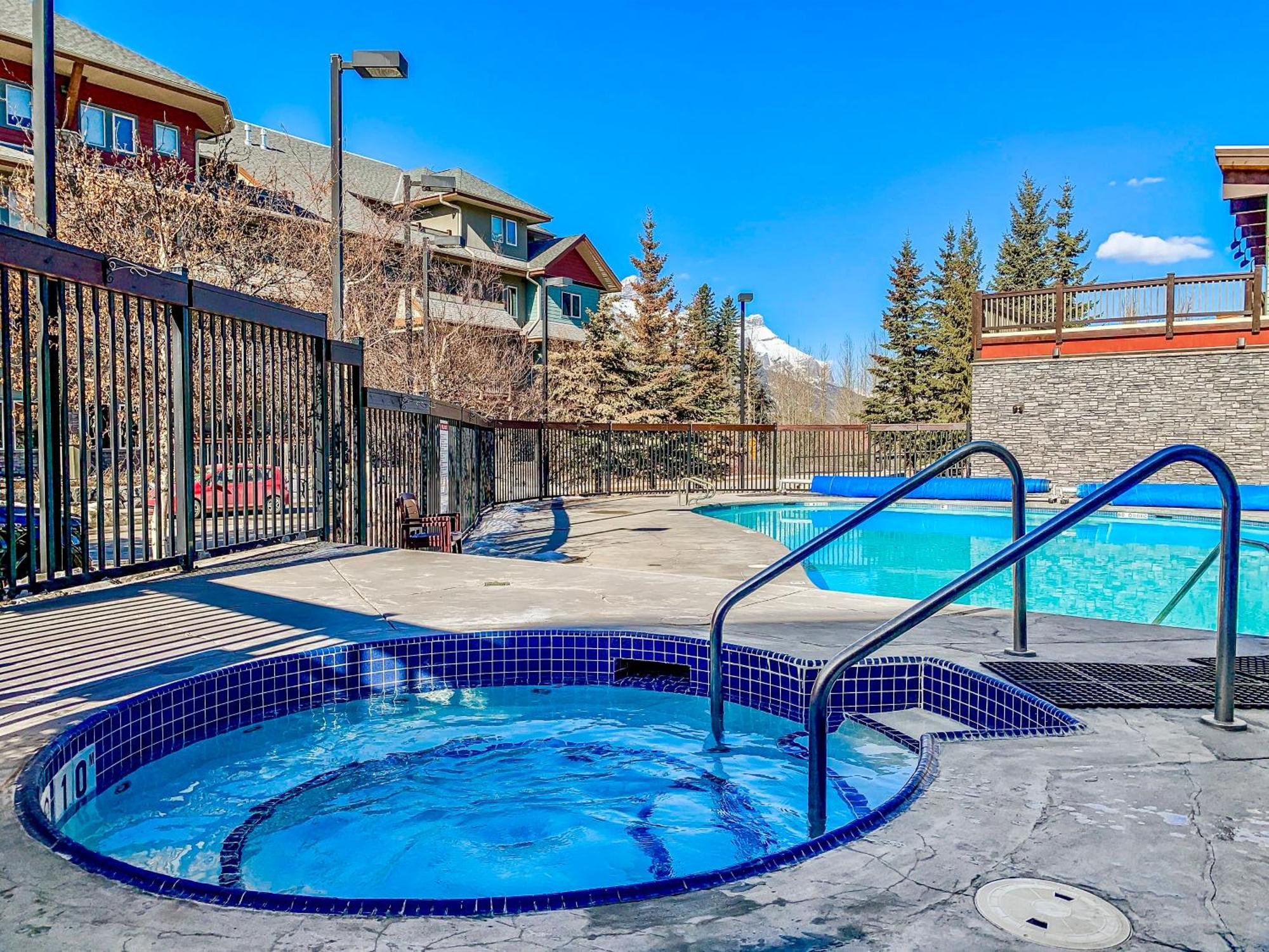 Canmore Mountain View Loft Apartment Heated Outdoor Pool Екстер'єр фото
