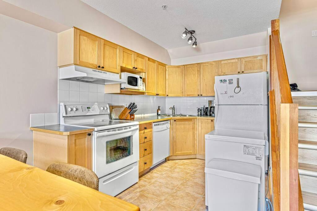 Canmore Mountain View Loft Apartment Heated Outdoor Pool Екстер'єр фото