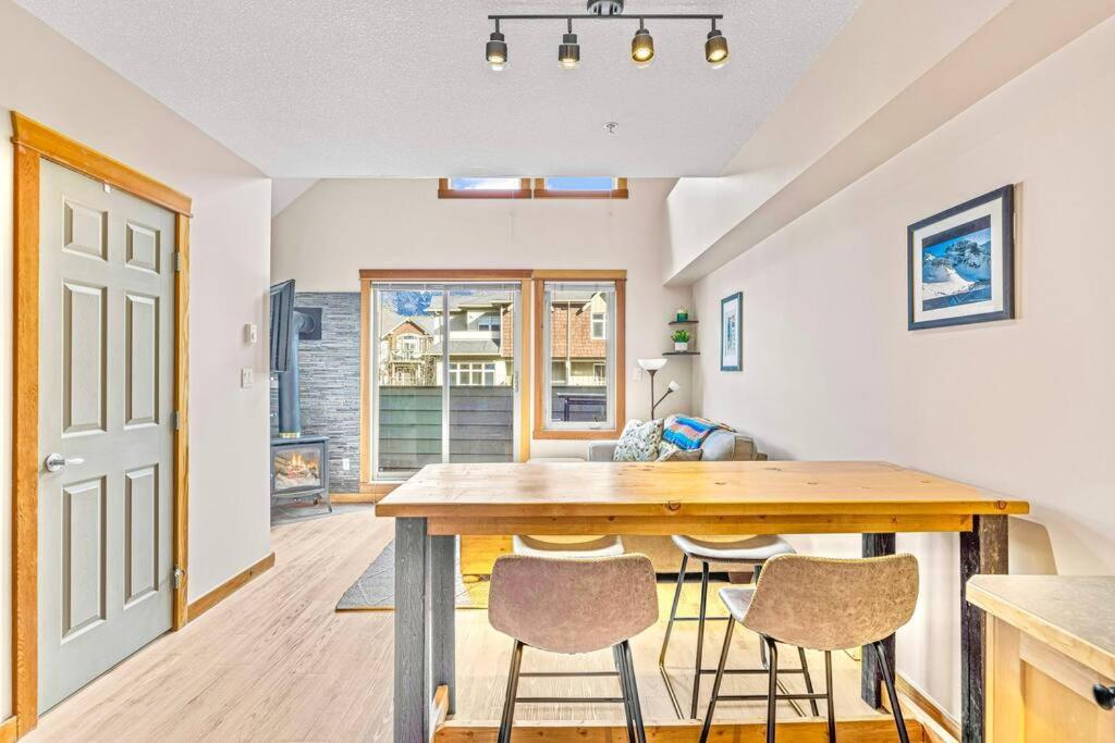 Canmore Mountain View Loft Apartment Heated Outdoor Pool Екстер'єр фото
