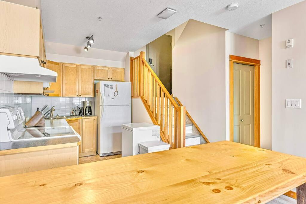 Canmore Mountain View Loft Apartment Heated Outdoor Pool Екстер'єр фото