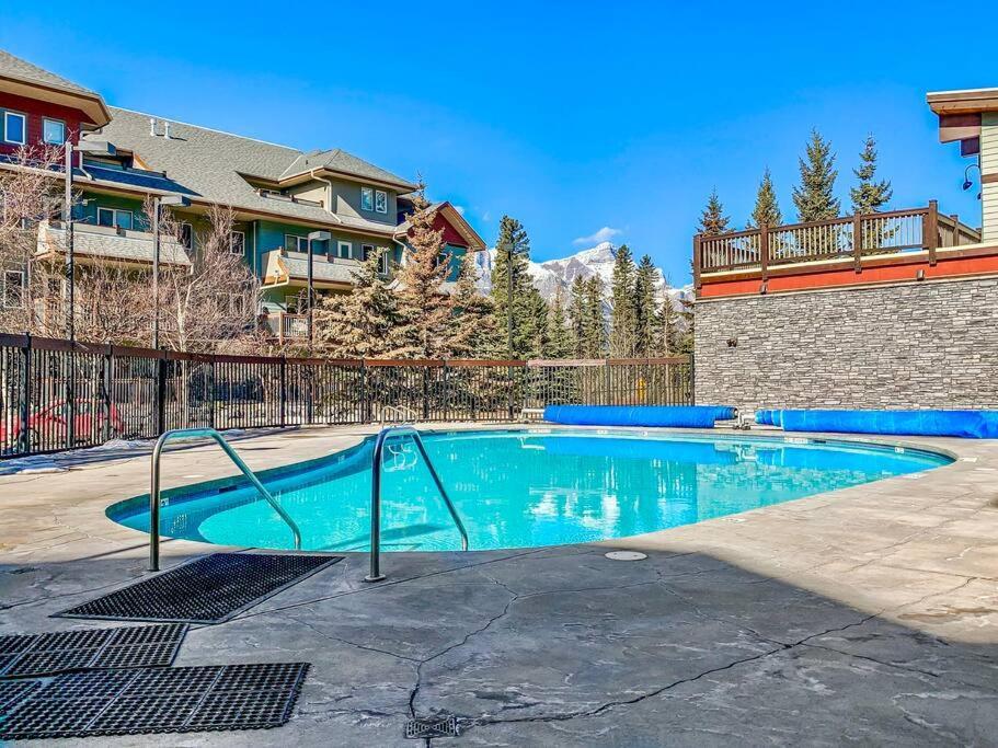 Canmore Mountain View Loft Apartment Heated Outdoor Pool Екстер'єр фото