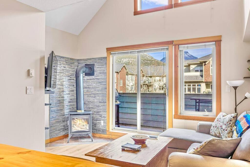 Canmore Mountain View Loft Apartment Heated Outdoor Pool Екстер'єр фото
